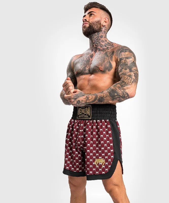 Men's pleated front twill shorts for a classic and sophisticated appearanceShort de Boxe Venum Monogram - Noir/Bordeaux