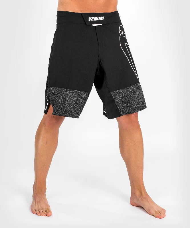 Men's moisture - wicking performance shorts for sweaty outdoor activitiesShort de MMA Light 4.0 Venum- Noir/Blanc